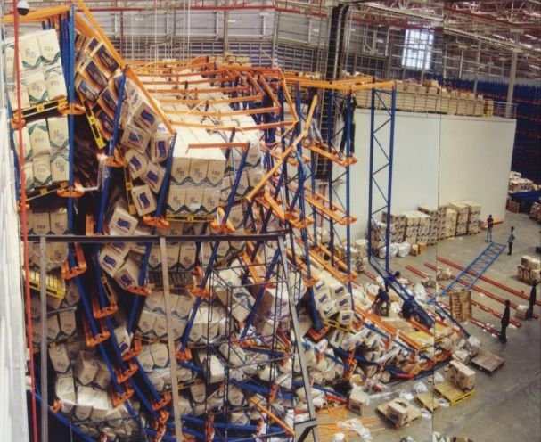 Colapso de racks de almacenaje con pallets caídos