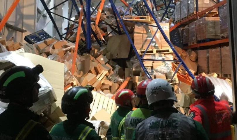 Equipos de emergencia atendiendo un colapso de racks